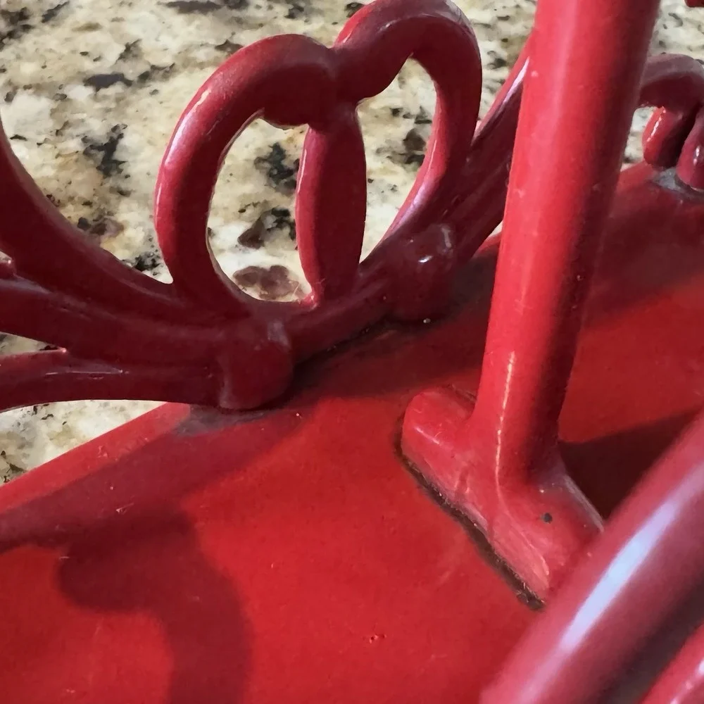 Red Heart Cast Iron Salt & Pepper Shaker Caddy Holder Farmhouse Kitchen Decor